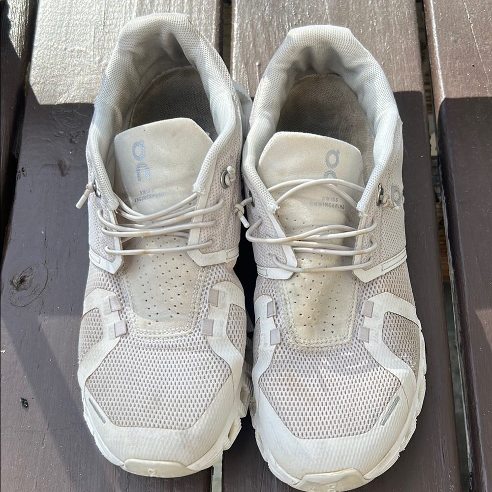 On Women’s Cloud 5 Sneakers size 8.5